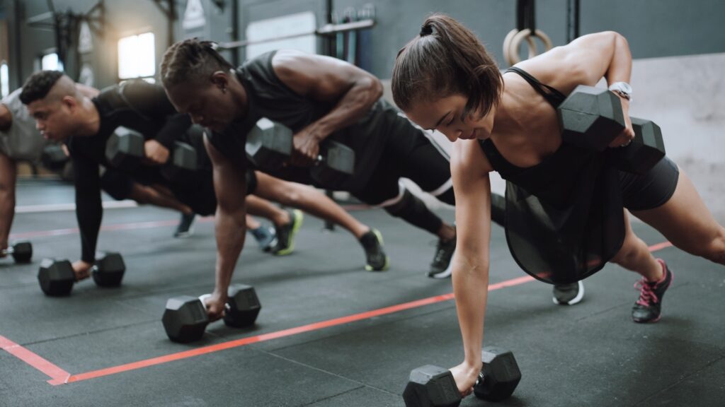 Sportunterricht, Krafttraining und Trainingsplan, Trainings- und Bewegungsgruppe mit Schwerpunkt auf Kraft. Vielfältiges Angebot, Menschen und anspruchsvolle Herausforderungen für Krafttraining und Fitness von Sportlerfreunden mit Hanteln für die Gesundheit