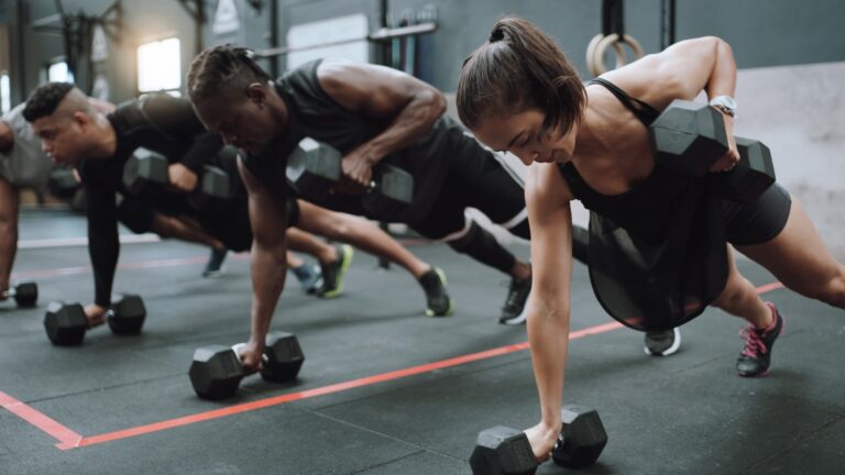 Sportunterricht, Krafttraining und Trainingsplan, Trainings- und Bewegungsgruppe mit Schwerpunkt auf Kraft. Vielfältiges Angebot, Menschen und anspruchsvolle Herausforderungen für Krafttraining und Fitness von Sportlerfreunden mit Hanteln für die Gesundheit